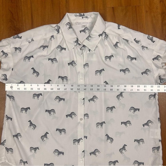 Jane and Delancey Women’s White Zebra Print Button Down Shirt Size S - Picture 7 of 7